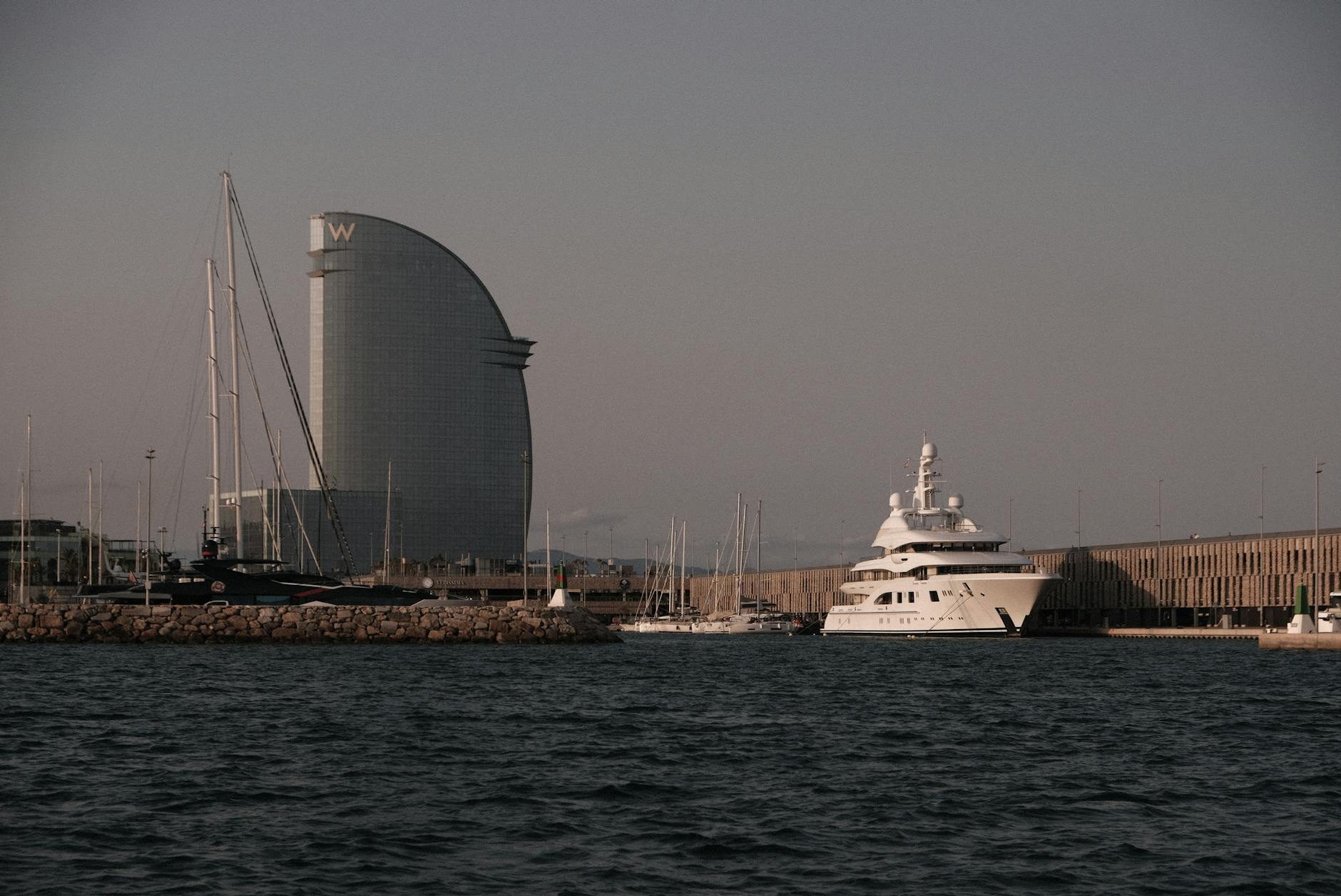 Widok na zielone tereny w Sulejówku podczas majówki, z ludźmi odpoczywającymi na piknikach.