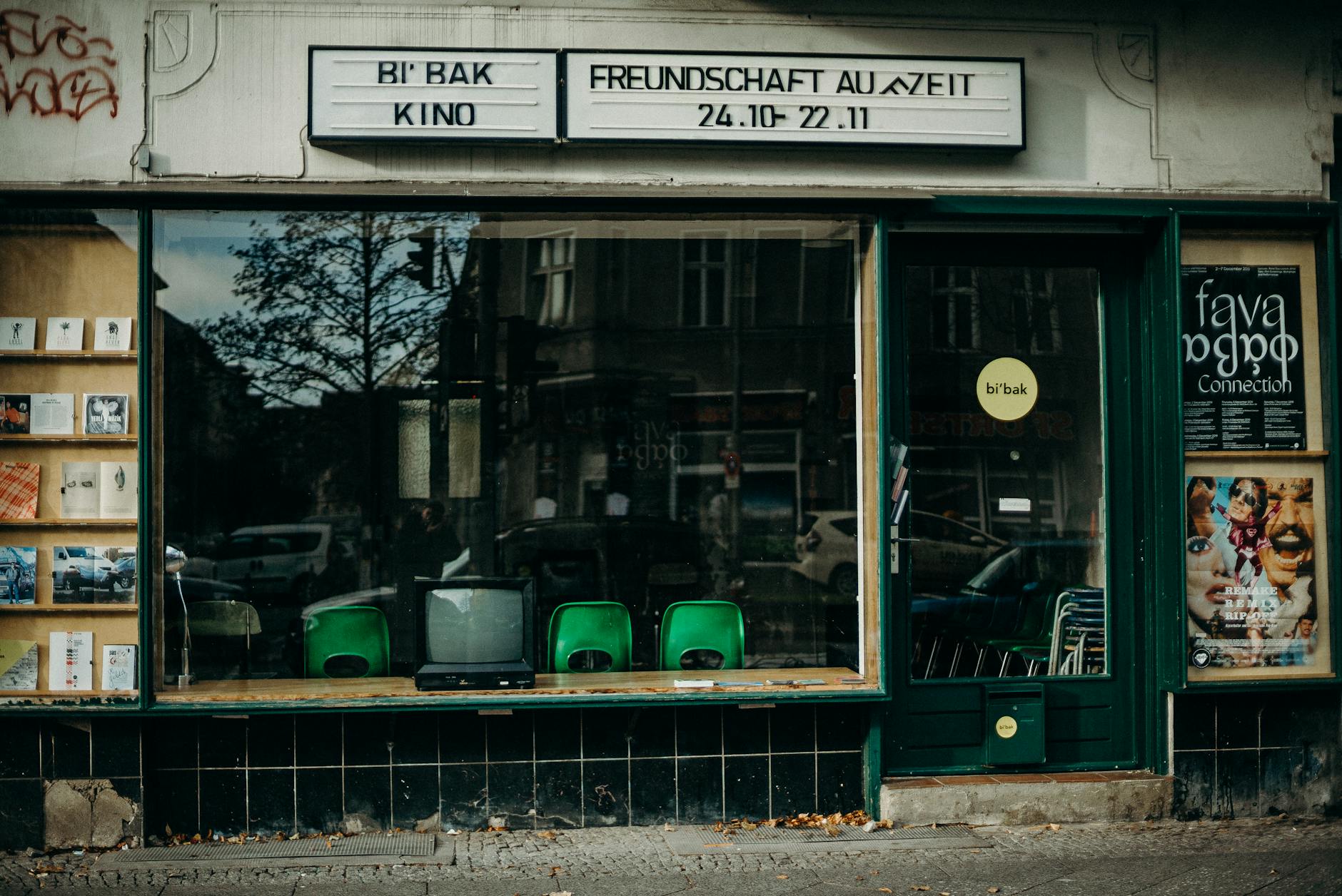 Plakat filmowy z napisami 'Aktywista' i 'Prawie na zawsze' jako zapowiedź repertuaru kin w Sulejówku